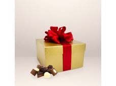 Produktbild Guldbox med röd rosett, chokladpraliner