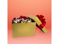 Produktbild Guldbox med röd rosett, mixade pralinkulor